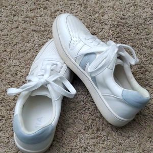 Bran new Mia shied white and blue without tag